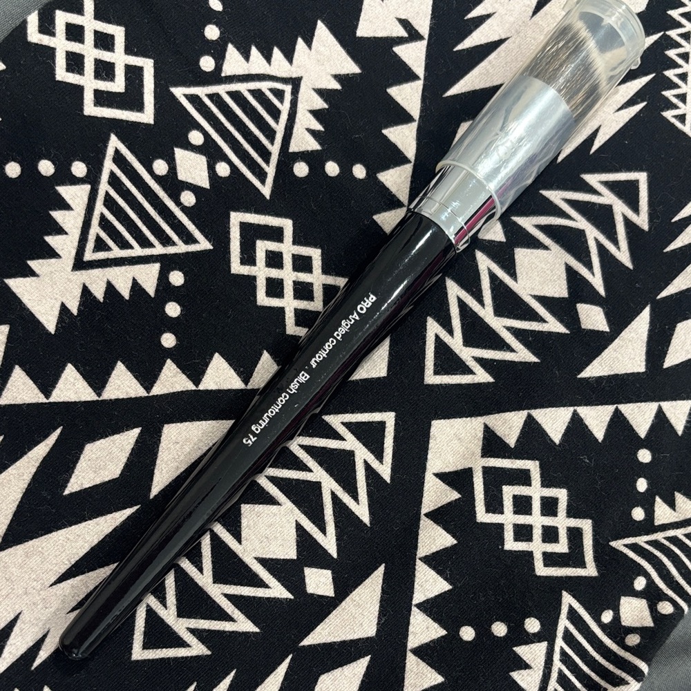 Sephora Pro Angled Contour Brush 15 in Black and Silver